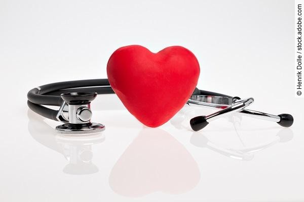 Rotes Herz mit Stethoskop