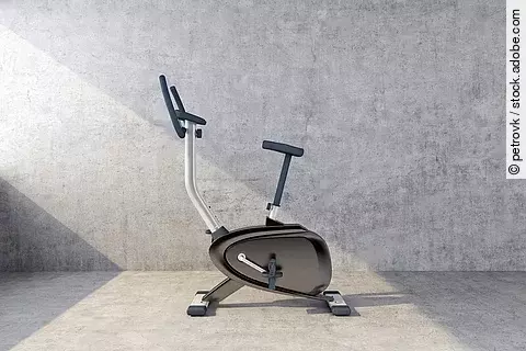 Ergometer vor grauer Wand