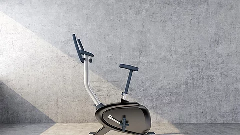 Ergometer vor grauer Wand
