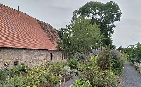 Klostergarten Lorsch mit Teil des Klostergebäudes und Weg