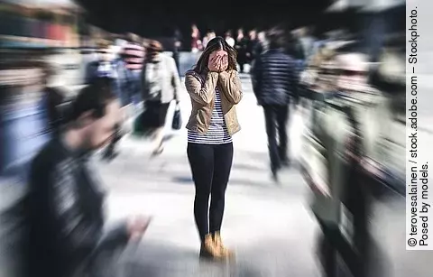 Frau bekommt Panik in der Stadt.