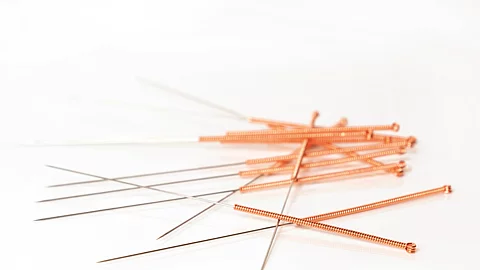 Akupunkturnadeln vor weißem Hintergrund.