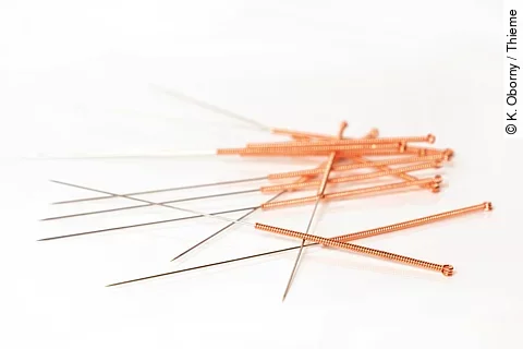 Akupunkturnadeln vor weißem Hintergrund.