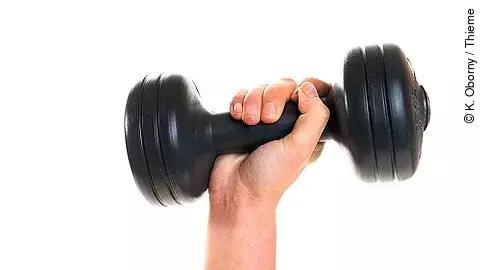 Hand hält eine Hantel