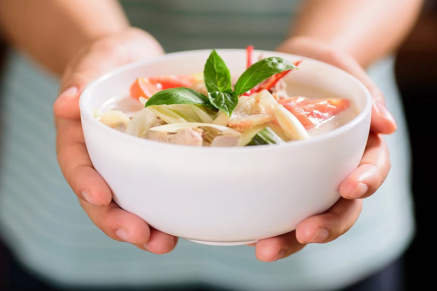 Wärmende Gemüsesuppe in einer Schale.