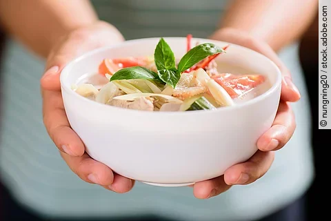 Wärmende Gemüsesuppe in einer Schale.