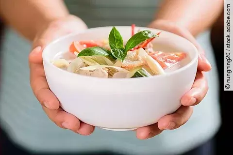 Wärmende Gemüsesuppe in einer Schale.