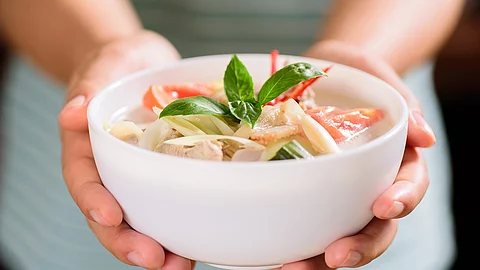 Wärmende Gemüsesuppe in einer Schale.
