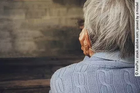 Alte Frau einsam und traurig.