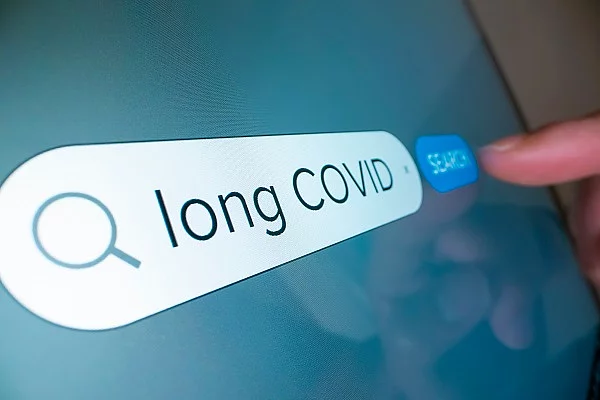 Long-COVID im Suchfeld eines Computerbildschirms