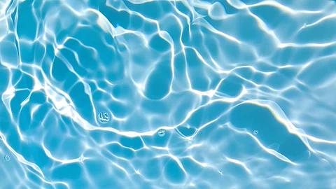 Transparentes Wasser, das im Licht glitzert (Pool).