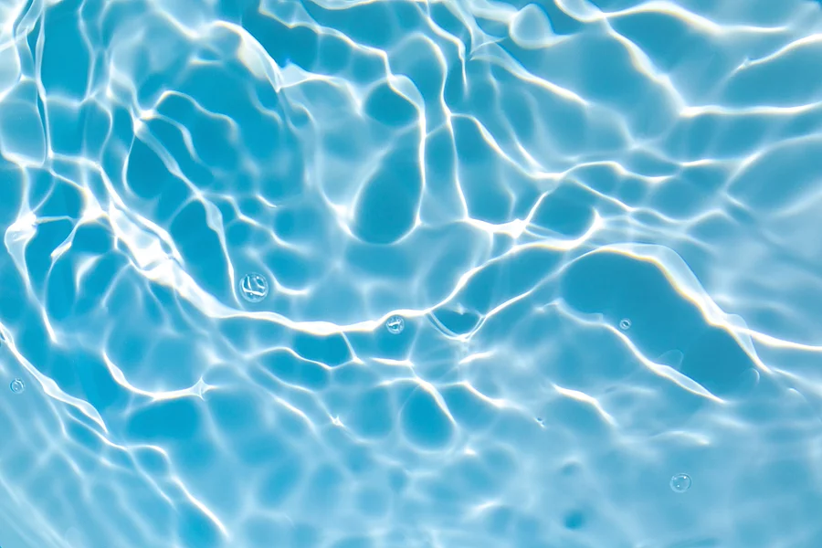Transparentes Wasser, das im Licht glitzert (Pool).
