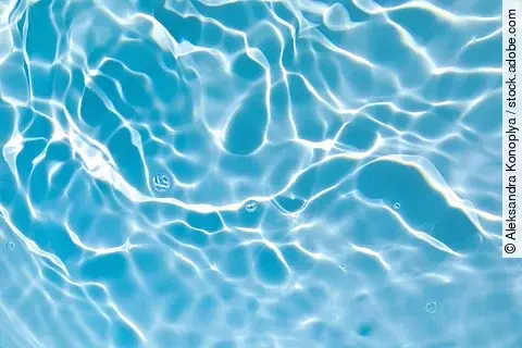 Transparentes Wasser, das im Licht glitzert (Pool).