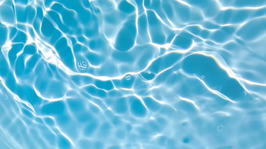 Im Licht glitzerndes Wasser Im Licht glitzerndes Wasser