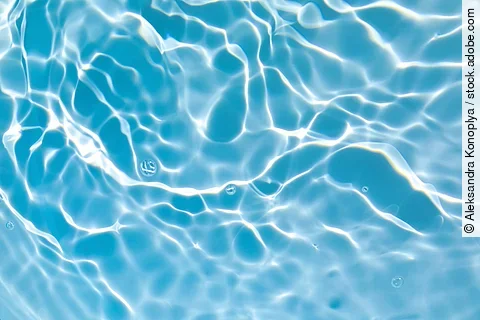 Transparentes Wasser, das im Licht glitzert (Pool).