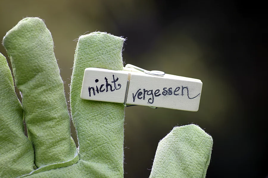 Klammer mit Schrift"nicht vergessen" Handschuh