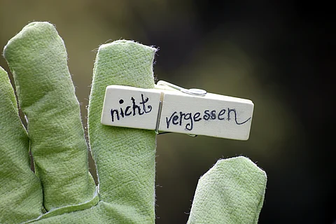 Klammer mit Schrift"nicht vergessen" Handschuh