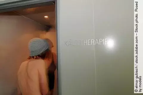 Mann mit Mütze geht in Kältekammer.