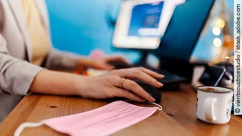 Maske, Frau, Homeoffice