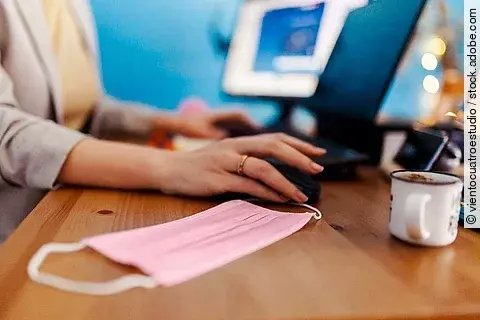 Maske, Frau, Homeoffice