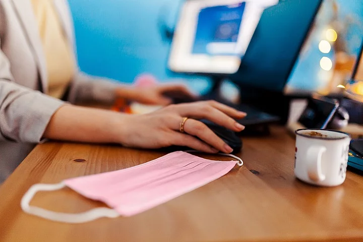 Woman teleworking in her house during biological quarantine Maske, Frau, Homeoffice