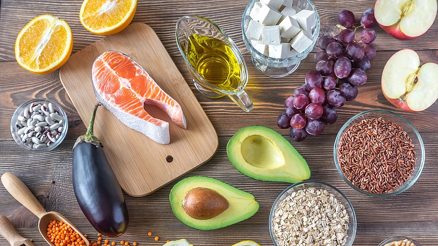 Verschiedene cholesterolarme Lebensmittel auf einem Tisch