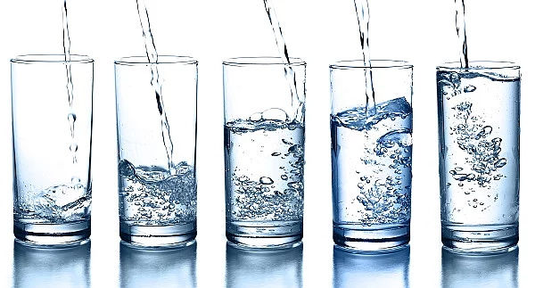 pouring water in a glass collection isolated Wassergläser