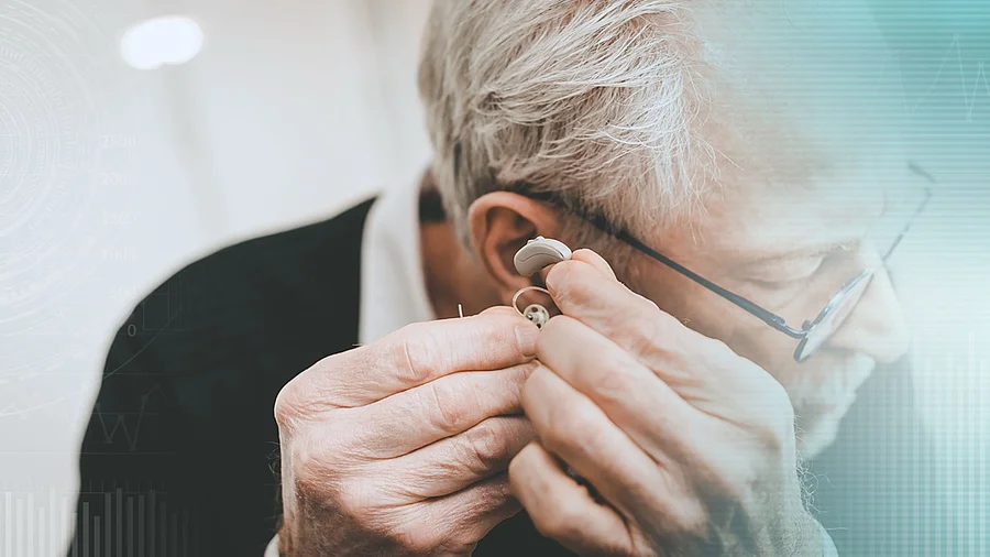 Mann mit Brille und Hörgerät