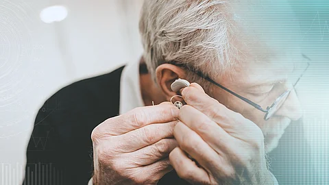 Mann mit Brille und Hörgerät