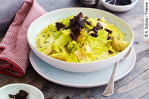 Wirsingeintopf mit geröstetem Pumpernickel