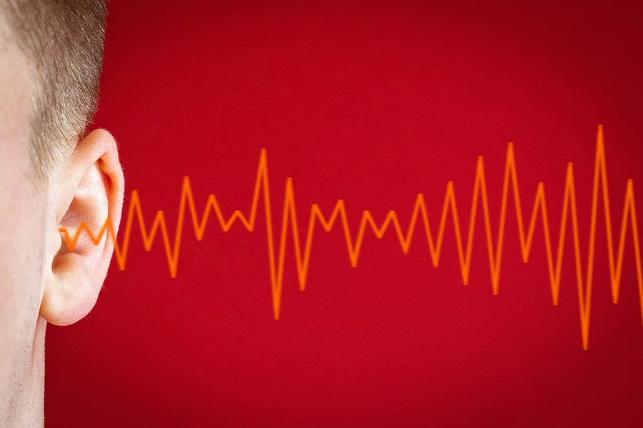 Ohr aus dem Frequenzen kommen, Symbolbild Tinnitus