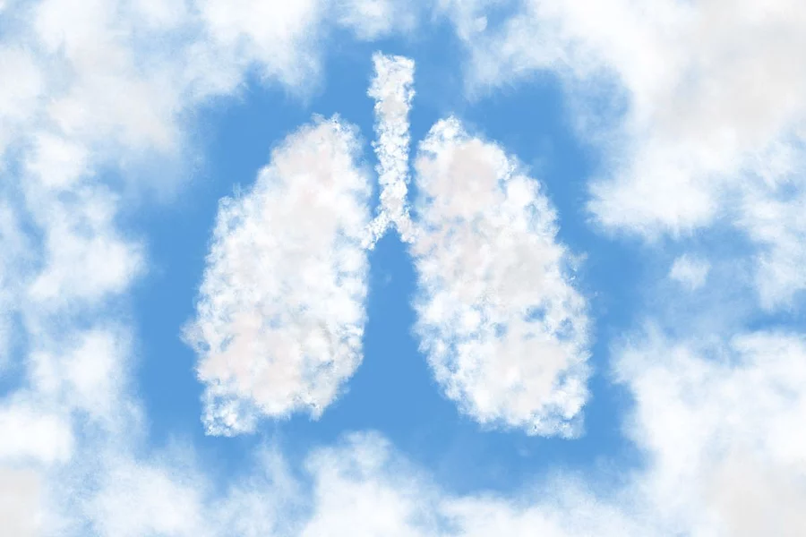 Wolken, die aussehen wie menschliche Lungenflügel an einem blauen Himmel.