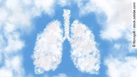 Wolken, die aussehen wie menschliche Lungenflügel an einem blauen Himmel.