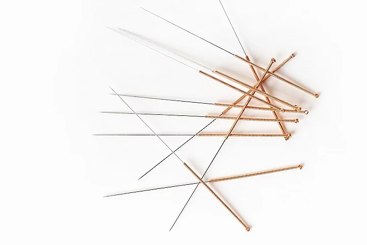 Akupunkturnadeln auf weißem Hintergrund