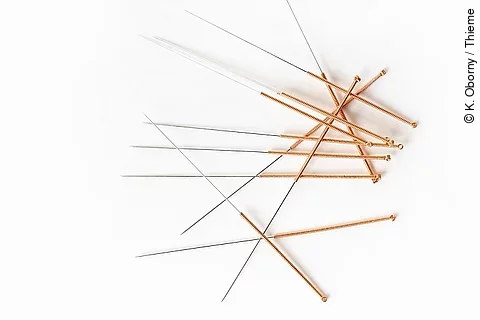 Akupunkturnadeln auf weißem Hintergrund