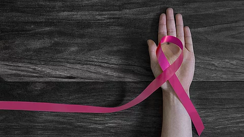 Hand mit Brustkrebsschleife