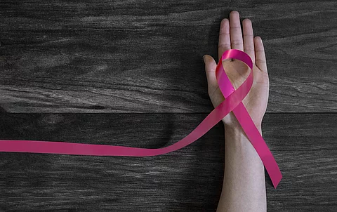 Hand mit Brustkrebsschleife