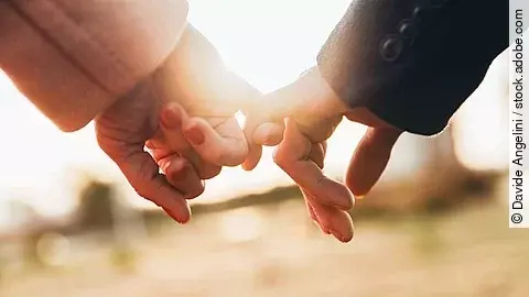 Händchenhaltendes Liebespaar