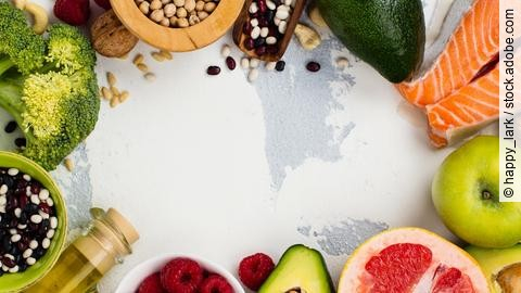 Gesunde Ernährung: Obst, Gemüse, Öl, Fisch auf weißem Untergrund