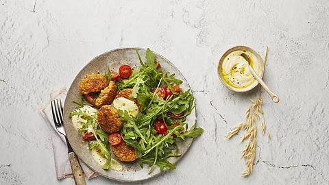 Teller mit Linsenbratlingen, Tomaten und Romanasalat