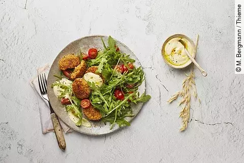 Teller mit Linsenbratlingen, Tomaten und Romanasalat