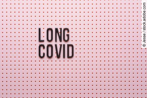 Rosafarbenes Schild mit der Aufschrift Long-COVID