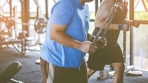 Mann, Übergewicht, Training, Fitnessstudio