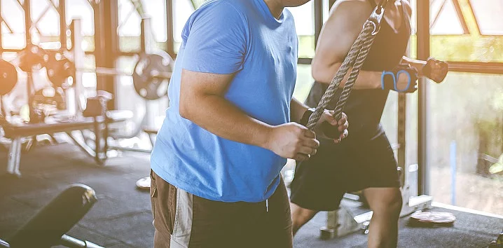Mann, Übergewicht, Training, Fitnessstudio