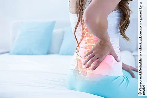 Digitaler Verbund der hervorgehobenen Wirbelsäule einer Frau mit Rückenschmerzen