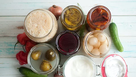 Fermentierte Lebensmittel: Sauerkraut, saure Gurken, saure Zwiebeln, Joghurt
