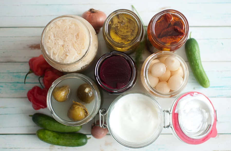 Fermentierte Lebensmittel: Sauerkraut, saure Gurken, saure Zwiebeln, Joghurt