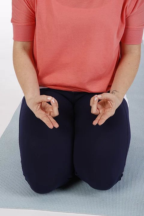 Frau im Fersensitz, praktiziert Pran Mudra