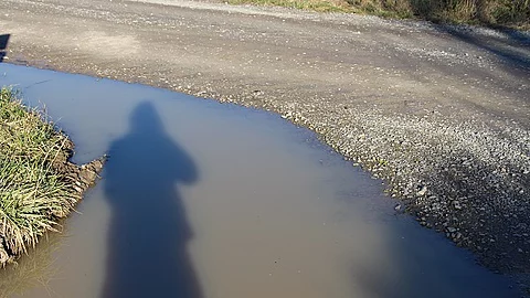 Schatten eines Menschen in Flusslandschaft