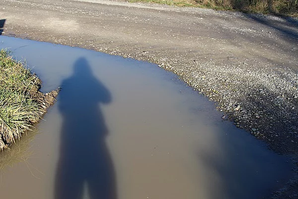 Schatten eines Menschen in Flusslandschaft